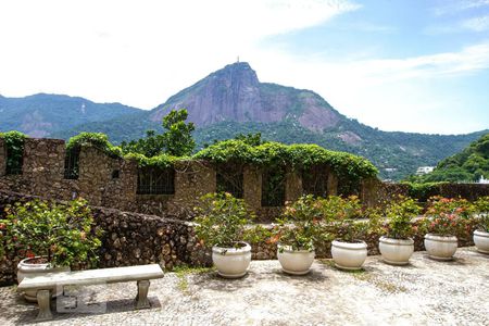 Apartamento à venda com 221m², 3 quartos e 2 vagas Apartamento à venda com 221m², 3 quartos e 2 vagasEntrada do Condomínio