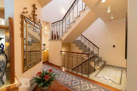 Casa à venda com 500m², 4 quartos e 6 vagas Casa à venda com 500m², 4 quartos e 6 vagasÁrea Interna primeiro andar