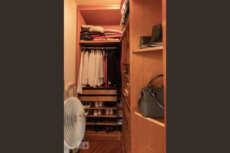 Casa à venda com 500m², 4 quartos e 6 vagas Casa à venda com 500m², 4 quartos e 6 vagasCloset da Suíte 1