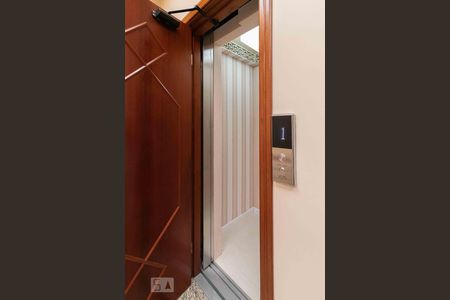 Casa à venda com 500m², 4 quartos e 6 vagas Casa à venda com 500m², 4 quartos e 6 vagasDetalhe Elevador