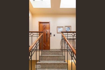 Casa à venda com 500m², 4 quartos e 6 vagas Casa à venda com 500m², 4 quartos e 6 vagasÁrea interna segundo andar