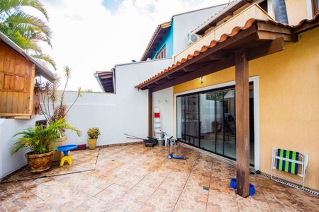 Casa de condomínio à venda com 200m², 3 quartos e 2 vagasFundos com  Piscina