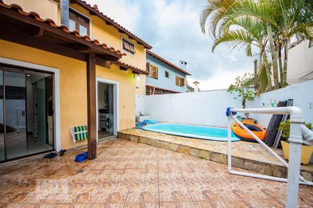 Casa de condomínio à venda com 200m², 3 quartos e 2 vagasFundos com  Piscina