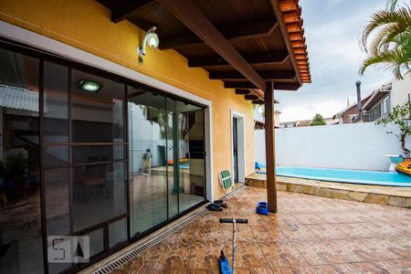 Casa de condomínio à venda com 200m², 3 quartos e 2 vagasFundos com  Piscina