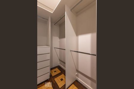 Apartamento à venda com 115m², 2 quartos e sem vaga Apartamento à venda com 115m², 2 quartos e sem vagaCloset do Quarto 2