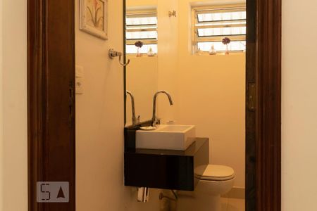 Casa à venda com 200m², 4 quartos e 4 vagas Casa à venda com 200m², 4 quartos e 4 vagasLavabo