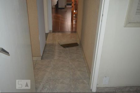 Casa à venda com 240m², 2 quartos e 2 vagasCorredor de acesso à cozinha