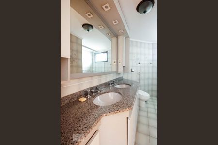 Apartamento à venda com 140m², 4 quartos e 2 vagas Apartamento à venda com 140m², 4 quartos e 2 vagasBanheiro Suíte