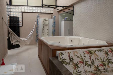 Casa à venda com 350m², 4 quartos e 3 vagas Casa à venda com 350m², 4 quartos e 3 vagasHidromassagem