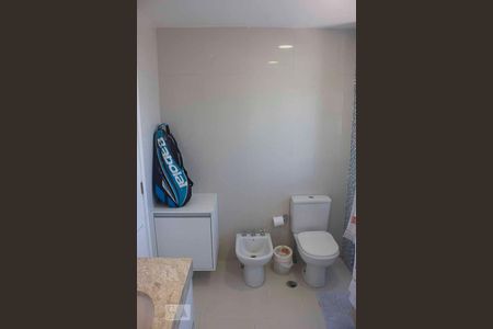 Apartamento à venda com 242m², 3 quartos e 4 vagas Apartamento à venda com 242m², 3 quartos e 4 vagasBanheiro da Suíte 2