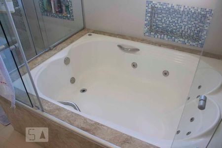 Apartamento à venda com 242m², 3 quartos e 4 vagas Apartamento à venda com 242m², 3 quartos e 4 vagasBanheiro da Suíte 2