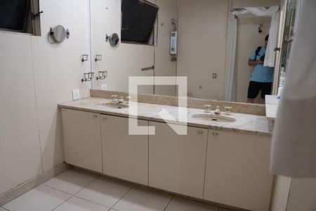Apartamento à venda com 250m², 4 quartos e 1 vagaBanheiro da Suíte 1