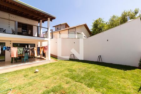 Casa à venda com 300m², 4 quartos e 3 vagas Casa à venda com 300m², 4 quartos e 3 vagasQuintal