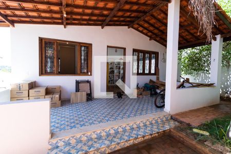 Casa à venda com 300m², 4 quartos e 3 vagas Casa à venda com 300m², 4 quartos e 3 vagasFAchada