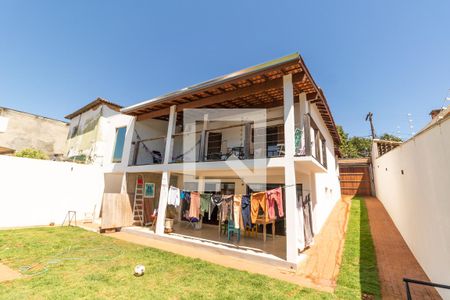 Casa à venda com 300m², 4 quartos e 3 vagas Casa à venda com 300m², 4 quartos e 3 vagasFachada de Tras