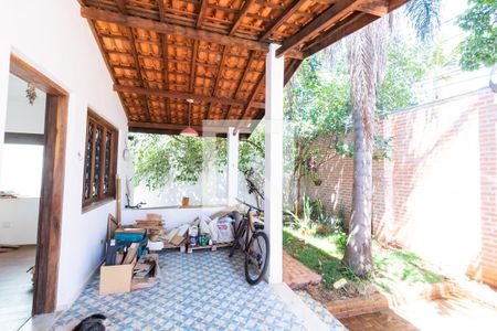 Casa à venda com 300m², 4 quartos e 3 vagas Casa à venda com 300m², 4 quartos e 3 vagasVaranda