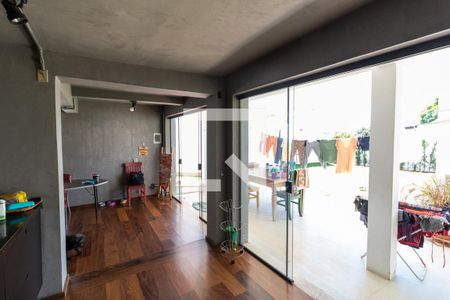 Casa à venda com 300m², 4 quartos e 3 vagas Casa à venda com 300m², 4 quartos e 3 vagasCoznha