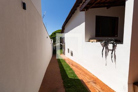 Casa à venda com 300m², 4 quartos e 3 vagas Casa à venda com 300m², 4 quartos e 3 vagasCorredor
