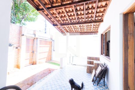 Casa à venda com 300m², 4 quartos e 3 vagas Casa à venda com 300m², 4 quartos e 3 vagasVaranda