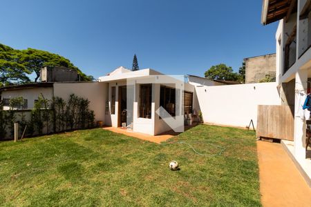 Casa à venda com 300m², 4 quartos e 3 vagas Casa à venda com 300m², 4 quartos e 3 vagasQuintal