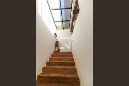 Casa à venda com 300m², 4 quartos e 3 vagas Casa à venda com 300m², 4 quartos e 3 vagasEscada