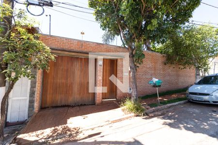 Casa à venda com 300m², 4 quartos e 3 vagas Casa à venda com 300m², 4 quartos e 3 vagasFachada
