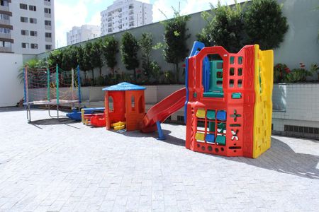 Apartamento à venda com 180m², 4 quartos e 2 vagas Apartamento à venda com 180m², 4 quartos e 2 vagasÁrea Comum - Playground