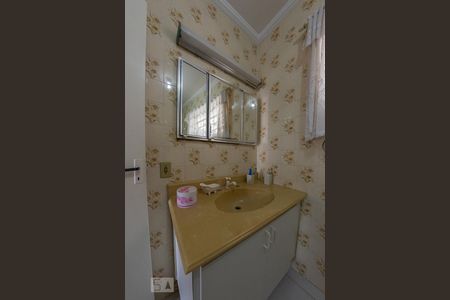 Casa à venda com 177m², 4 quartos e 2 vagas Casa à venda com 177m², 4 quartos e 2 vagasBanheiro