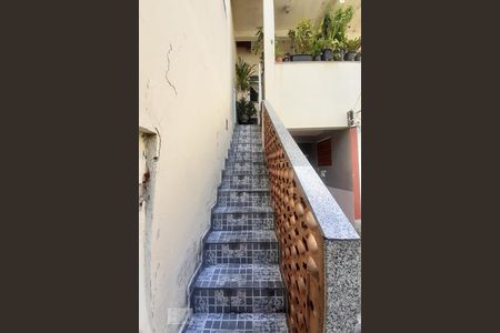 Casa à venda com 100m², 3 quartos e sem vaga Casa à venda com 100m², 3 quartos e sem vagaEscada