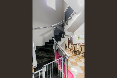 Casa à venda com 95m², 3 quartos e 2 vagasEscada