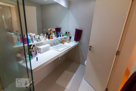 Apartamento à venda com 170m², 3 quartos e 3 vagas Apartamento à venda com 170m², 3 quartos e 3 vagasBanheiro da Suíte