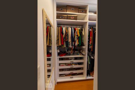 Apartamento à venda com 170m², 3 quartos e 3 vagas Apartamento à venda com 170m², 3 quartos e 3 vagasCloset da suíte