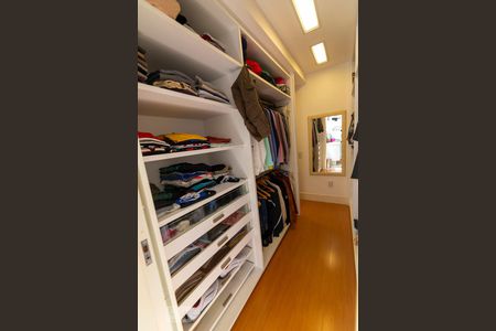 Apartamento à venda com 170m², 3 quartos e 3 vagas Apartamento à venda com 170m², 3 quartos e 3 vagasCloset da suíte