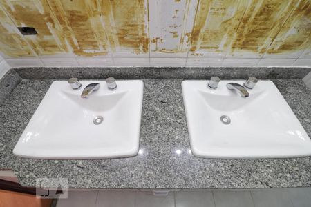 Apartamento à venda com 168m², 4 quartos e 2 vagas Apartamento à venda com 168m², 4 quartos e 2 vagasBanheiro suite 1 - pia