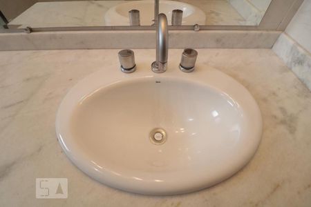 Apartamento à venda com 168m², 4 quartos e 2 vagas Apartamento à venda com 168m², 4 quartos e 2 vagasBanheiro Social - pia
