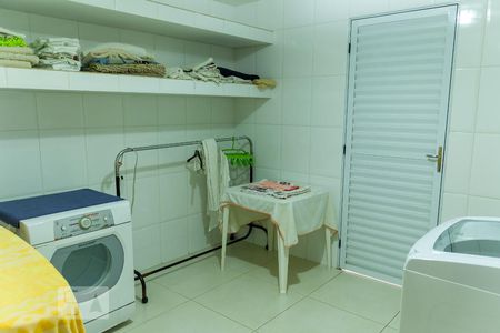 Casa à venda com 400m², 4 quartos e 4 vagas Casa à venda com 400m², 4 quartos e 4 vagasÁrea de Serviço