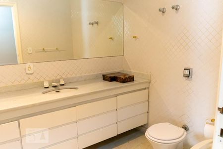 Casa à venda com 400m², 4 quartos e 4 vagas Casa à venda com 400m², 4 quartos e 4 vagasBanheiro da Suíte master