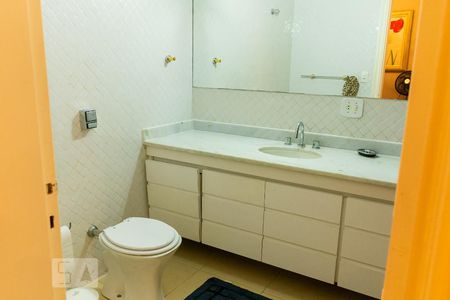 Casa à venda com 400m², 4 quartos e 4 vagas Casa à venda com 400m², 4 quartos e 4 vagasBanheiro Social