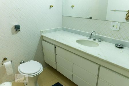 Casa à venda com 400m², 4 quartos e 4 vagas Casa à venda com 400m², 4 quartos e 4 vagasBanheiro Social