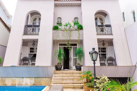 Casa à venda com 400m², 4 quartos e 4 vagas Casa à venda com 400m², 4 quartos e 4 vagasEntrada