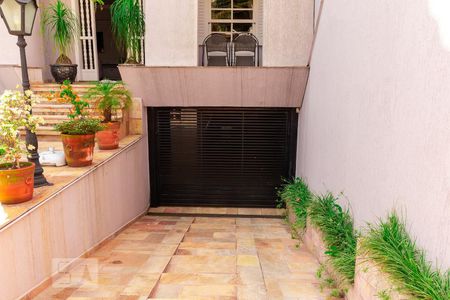 Casa à venda com 400m², 4 quartos e 4 vagas Casa à venda com 400m², 4 quartos e 4 vagasEntrada da Garagem