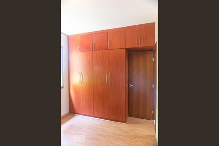 Apartamento à venda com 110m², 3 quartos e 3 vagas Apartamento à venda com 110m², 3 quartos e 3 vagasArmário do quarto 1