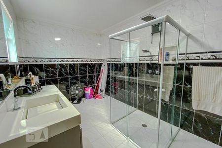 Casa à venda com 328m², 4 quartos e 6 vagasBanheiro Suite