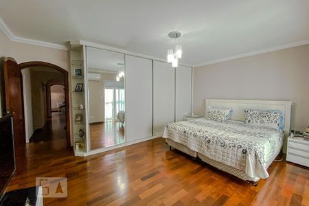 Casa à venda com 328m², 4 quartos e 6 vagasSuite