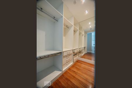 Apartamento à venda com 500m², 4 quartos e 4 vagas Apartamento à venda com 500m², 4 quartos e 4 vagasCloset do Quarto da Suíte 4