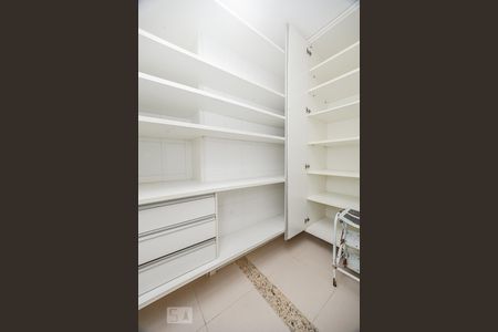 Apartamento à venda com 500m², 4 quartos e 4 vagas Apartamento à venda com 500m², 4 quartos e 4 vagasDespensa