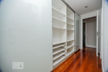 Apartamento à venda com 500m², 4 quartos e 4 vagas Apartamento à venda com 500m², 4 quartos e 4 vagasQuarto da Suíte 2