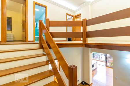 Apartamento à venda com 225m², 4 quartos e 3 vagas Apartamento à venda com 225m², 4 quartos e 3 vagasEscada para os Quartos