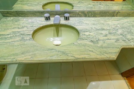Apartamento à venda com 225m², 4 quartos e 3 vagas Apartamento à venda com 225m², 4 quartos e 3 vagasDetalhe banheiro Social