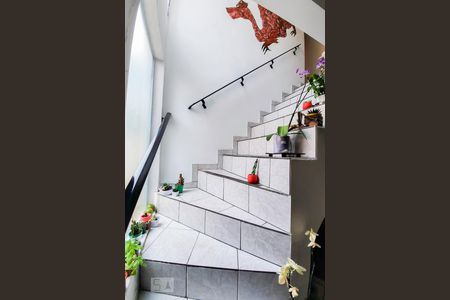 Casa à venda com 220m², 4 quartos e 2 vagas Casa à venda com 220m², 4 quartos e 2 vagasEscada